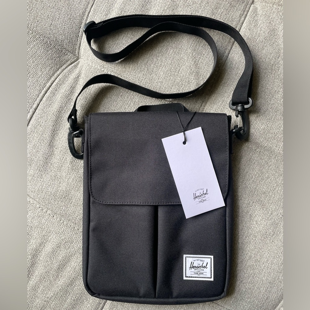 HERSCHEL SUPPLY CO Pender NWT Crossbody UNISEX Black with Red striped lining